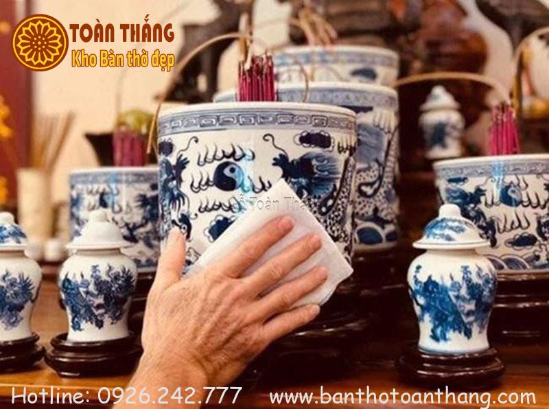 Dùng khăn sạch lau nhẹ nhàng từ trên xuống dưới