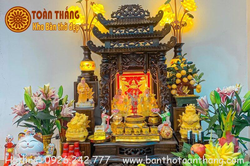 Đặt bàn thờ Thần Tài ở nơi bằng phẳng, khô ráo và sạch sẽ trong cửa hàng