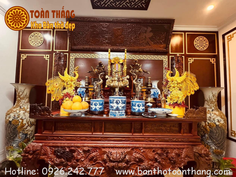 Bàn thờ thần linh luôn được đặt cao hơn khi bố trí bàn thờ