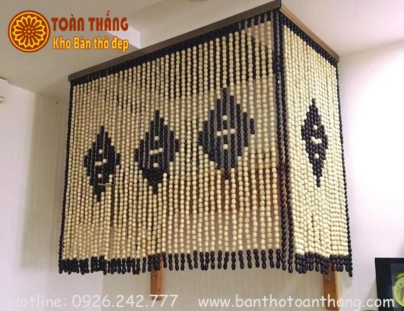 Rèm bàn thờ làm từ hạt gỗ màu sắc đơn giản và thanh tao